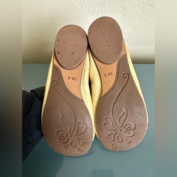 Everybody By Moda Stilo Womens Flats 6 US 36.5 EU Tan Cream Cap Toe Shoes GUC! - Picture 8 of 9